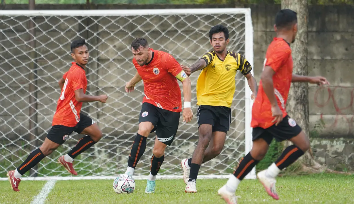 Persija juga tidak menganggap enteng AHHA PS Pati FC. Terbukti mereka menurunkan para legiun asingnya seperti Marko Simic (tengah) di lini serang. (Foto: Dok. Persija)