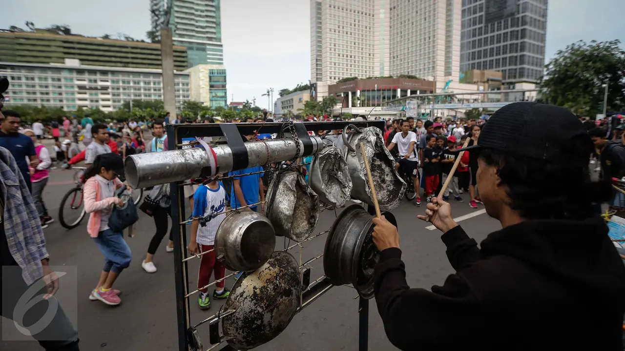 20170115- Atraksi Musik Menggunakan Barang-barang Bekas di CFD-Jakarta- Faizal Fanani