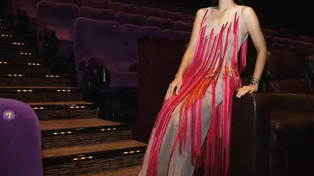 Pesona Garang Dian Sastro Sang Dewi Api Kenakan Gaun Nuansa Merah di Gala Premiere Sri Asih