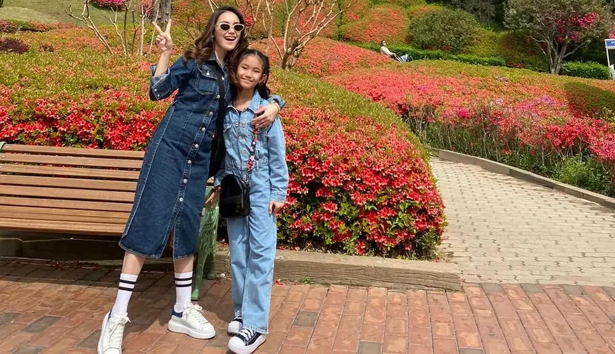 <p>Baru-baru ini keduanya berlibur ke Korea Selatan. Tentu tak ketinggalan dengan nuansa busana denim yang kompak. Ayu Ting Ting menggunakan midi dress bahan denim sedangkan Bilqis dengan jumpsuit denim. [Instagram/ayutingting92]</p>
