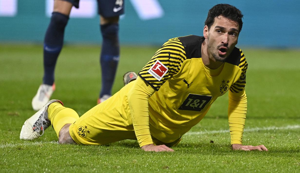 Mats Hummels. Bek tengah Jerman berusia 33 tahun yang telah 3 musim memperkuat Borussia Dortmund di periode keduanya ini didatangkan pada awal musim 2019/2020 dari Bayern Munchen dengan nilai transfer 30,5 juta euro atau kini setara Rp463,8 miliar. Selama 12 musim membela Dortmund dalam dua periode, ia total tampil dalam 427 laga di semua ajang dengan torehan 33 gol dan 22 assist. (AFP/Ina Fassbender)