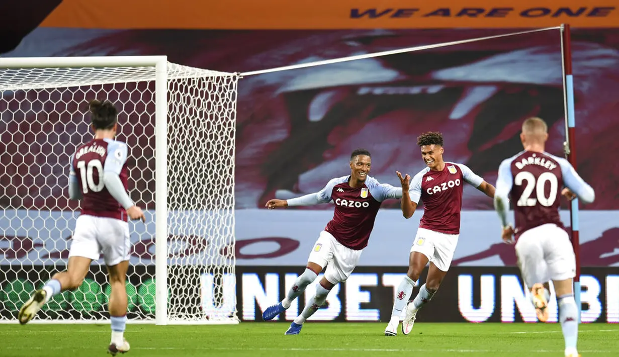 Pemain Aston Villa Ollie Watkins (kedua kanan) melakukan selebrasi usai mencetak gol ke gawang Liverpool pada pertandingan Liga Premier Inggris di Stadion Villa Park, Birmingham, Inggris, Minggu (4/10/2020). Aston Villa mengalahkan Liverpool 7-2. (Peter Powell/Pool via AP)