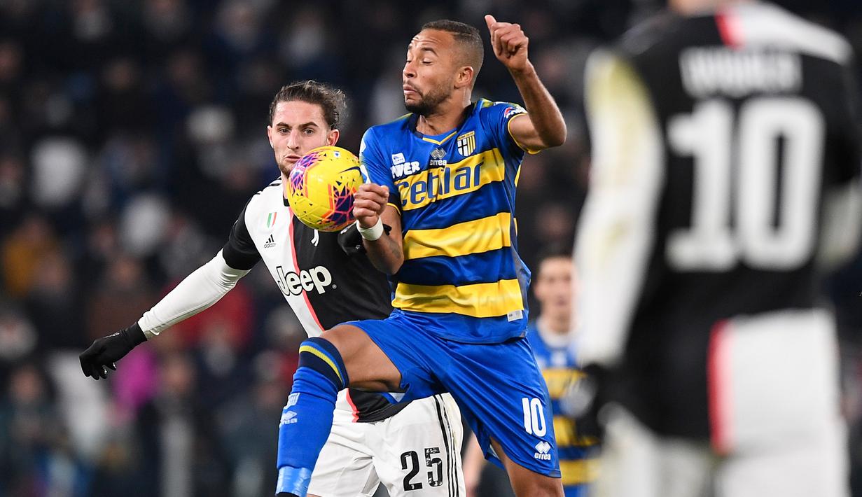 Gelandang Juventus, Adrien Rabiot (kiri) berebut bola pada lanjutan pertandingan Liga Serie A Italia melawan Parma di Stadion Allianz, Minggu (19/1/2020). Menghadapi Parma, Juventus menang 2-1 berkat dua gol Cristiano Ronaldo. (Fabio Ferrari/LaPresse via AP)