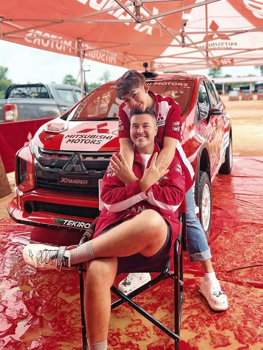 Sebagai pembalap rally, Rifat Sungkar merupakan pembalap ternama yang sudah populer di Indonesia. Kiprahnya di dunia balap pun bisa disamakan dengan berbagai nama tersohor dunia di dunia rally. Di usianya yang sudah tidak muda ini, ia pun masih bergelut di dunia balap dan otomotif yang saat ini makin diminati kalangan anak muda. (Liputan6.com/IG/@sysiio)