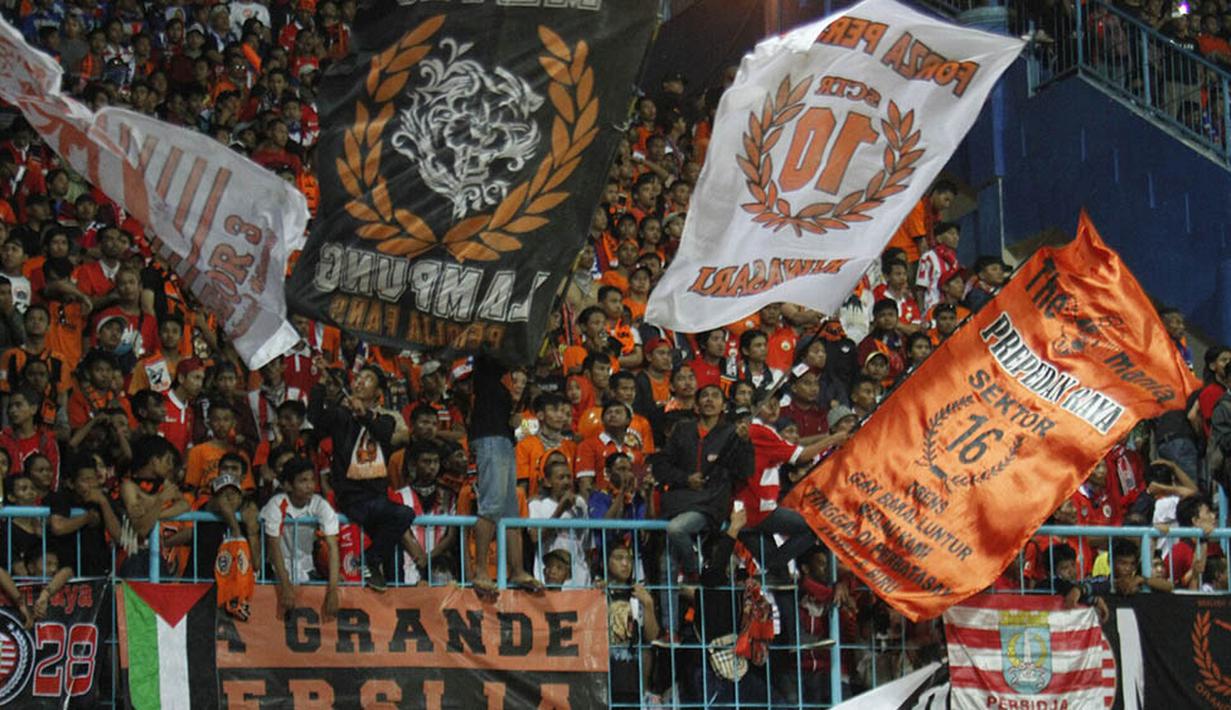 Meskipun harus berangkat ke Malang tidak mengurangi jumlah animo The Jakmania yang menyaksikan laga antara Persija melawan Arema Cronus di Stadion Kanjuruhan, Malang, Sabtu (28/11/2015). (Bola.com/Robby Firly) 