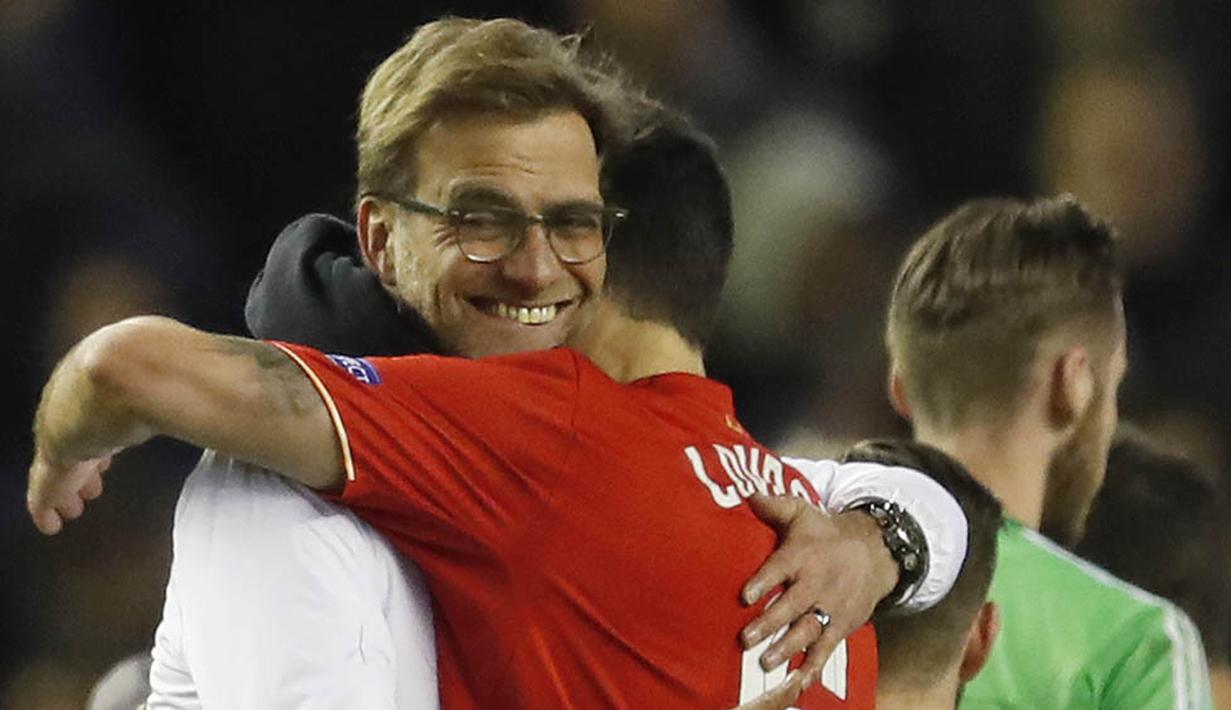 Pelatih Liverpool, Juergen Klopp, memeluk beknya Dejan Lovren usai timnya menaklukan MU pada laga Liga Europa di Stadion Anfield, Kamis (10/3/2016). Klopp merupakan sosok pelatih yang dekat dengan anak asuhnya. (Reuters/Phil Noble)