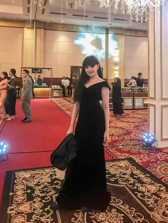 Pemain sinetron Asisten Rumah Tangga itu terlihat mengenakan dres serba hitam. Terlihat ia juga menenteng sebuah outer yang juga punya warna senada. Marcella Simon terlihat anggun berlatarkan dekorasi gedung bernuansa timur. (Liputan6.com/IG/@marcella_simon).