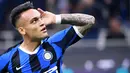 Lautaro Martinez - Bomber berusia 22 tahun ini baru saja mempersembahkan Scudetto bagi Inter Milan. Dengan catatan 27 gol dari 38 laga di musim lalu tentu Lautaro Martinez masih akan menjadi andalan di lini serang Nerazzurri musim 2021/2022. (Foto: AFP/Alberto Pizzoli)