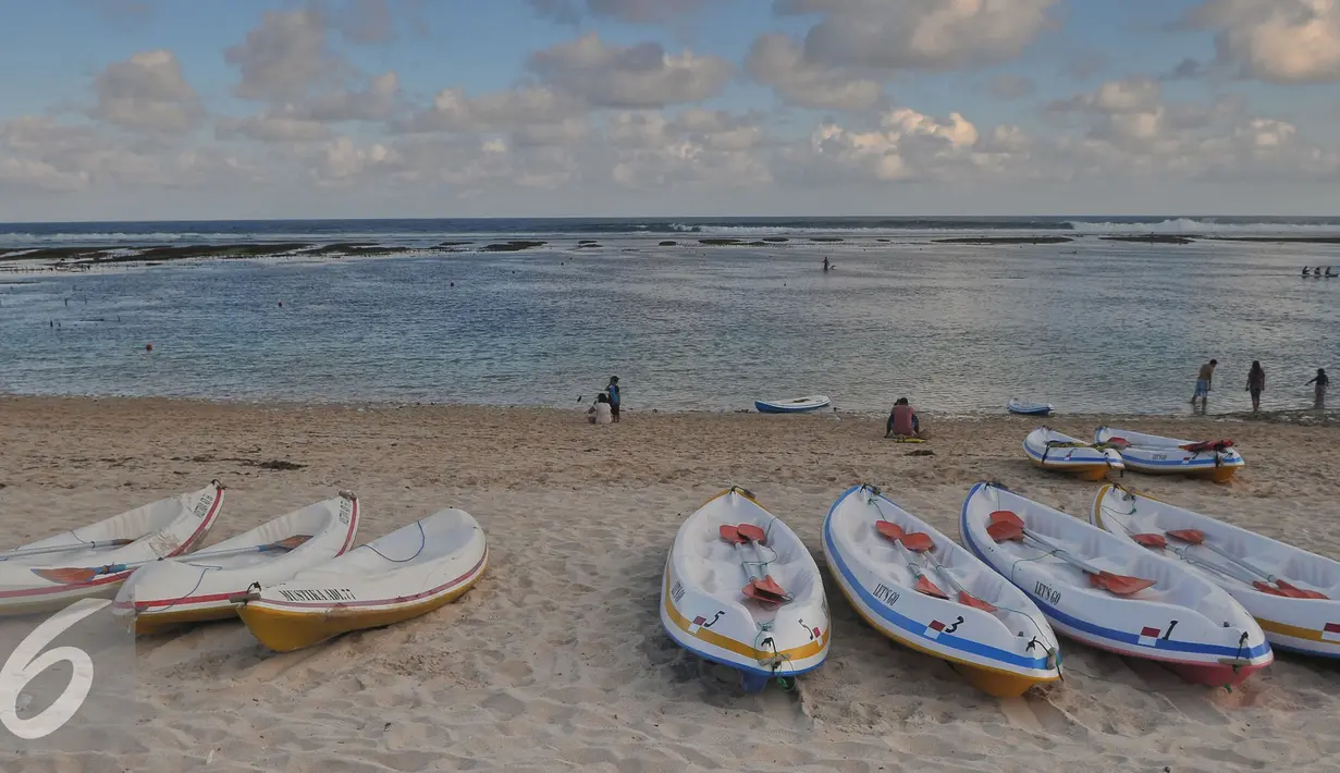 Para pengunjung bisa menikmati keindahan pantai sambil mendayung kano, Bali, Jumat (28/8/2015). Wisatawan mancanegara menjuluki pantai pandawa dengan sebutan Secret Beach. (Liputan6.com/Herman Zakharia)