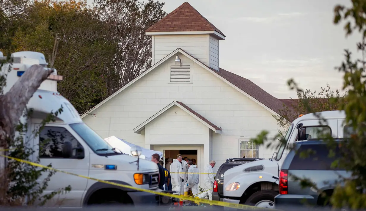 Tim investigasi mengecek lokasi penembakan massal di Gereja First Baptist, Texas, (5/11). Menurut saksi mata, pelaku melenggang masuk ke gereja, dan menembaki orang-orang yang tengah beribadah. (Jay Janner/Austin American-Statesman via AP)