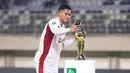 Pemain Garudayaksa, Taufik Hidayat swafoto dengan piala Pegadaian Championship dalam babak final di Stadion Maguwoharjo, Sleman, pada Sabtu (9/5/2026) malam WIB.