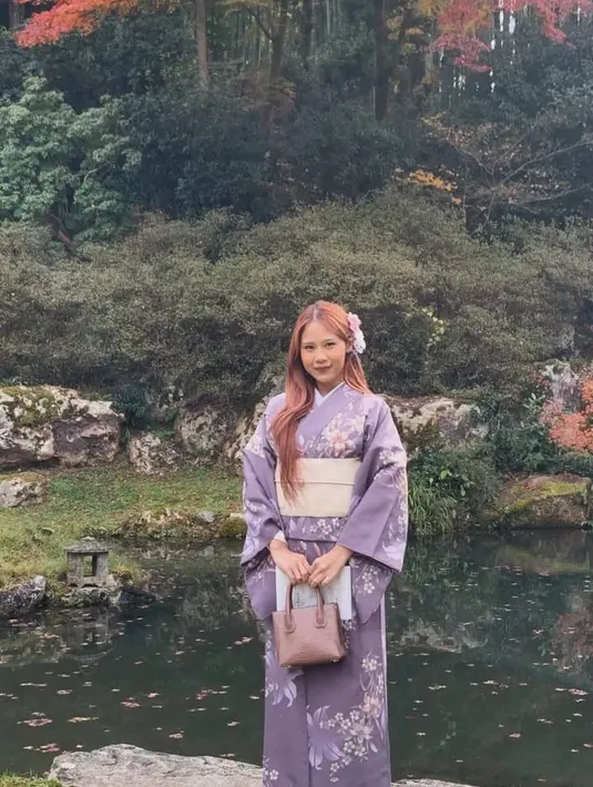 Nadin Amizah tampil cantik mengenakan kimono ungu bermotif bunga lengkap dengan obi beige di pinggang [@cakecaine]