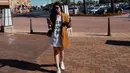 Wanita kelahiran 1996 ini tampil dengan blazer coklat yang dipadukan dengan kaos dan sneakers putih. (Liputan6.com/IG/@febbyrastanty)