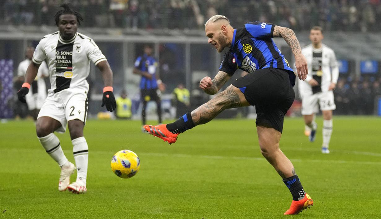 Pemain Inter Milan, Federico Dimarco, melepaskan tendangan saat melawan Udiniese pada giornata ke-15 Serie A 2023/2024 di Stadion Giuseppe Meazza, Milan, Minggu (10/12/2023). (AP Photo/Antonio Calanni)