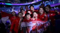 Tim Uber Indonesia melakukan selebrasi setelah menang melawan Korea Selatan dalam pertandingan semifinal tunggal putri di turnamen bulu tangkis Piala Thomas dan Uber di Chengdu, provinsi Sichuan, China, 4 Mei 2024. (WANG Zhao/AFP)