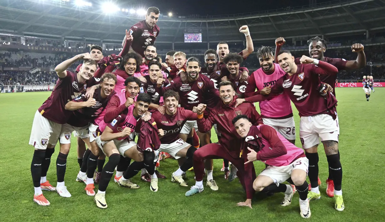 Para pemain Torino merayakan kemenangan atas AC Milan pada pekan ke-37 Serie A di Stadion Olimpico Grande Torino, Minggu (19/5/2024). (Alberto Gandolfo/LaPresse via AP)