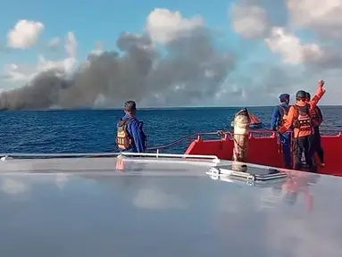 Kapal feri Putri Yasmin yang terbakar di Perairan Sekotong, Lombok, NTB,  Rabu, 12 Agustus 2026. (Basarnas)