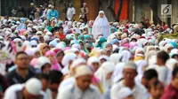 Seorang wanita berdiri usai melaksanakan salat Idul Adha 1439 H di Monumen Perjuangan Jatinegara, Jakarta Timur, Rabu (22/8). (Liputan6.com/JohanTallo)