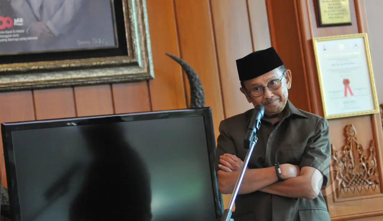 BJ Habibie saat menjadi narasumber bersama di acara dialog yang bertajuk “Mengawal perwujudan amanat UUD 1945, mencerdaskan kehidupan bangsa”, Jakarta, Minggu (24/5/2015). (Liputan6.com/Herman Zakharia)