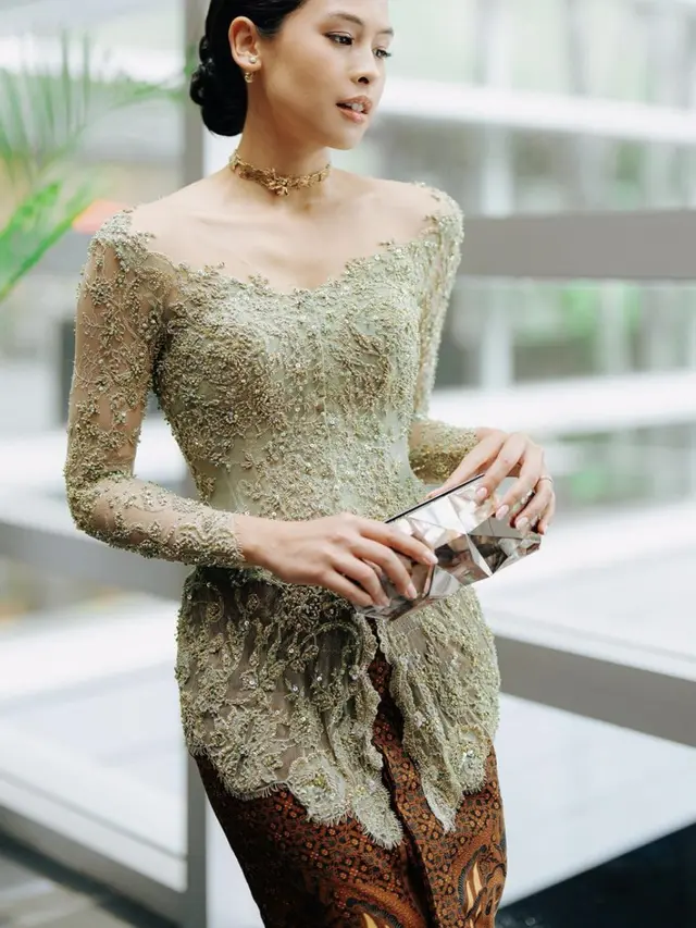 Maudy Ayunda, Kebaya Sage Green