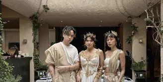 Anastasia Siantar, baru saja rayakan ulang tahunnya dengan tema dewa dan dewi Yunani. Keseruan ini terlihat dari gaya para tamu undangan yang hadir. [Foto: Instagram/ Anastasia Siantar]