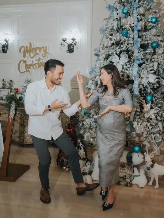 Di momen Natal pertama mereka sebagai pasangan suami istri, Jessica Mila dan Yakup Hasibuan kompak kenakan outfit nuansa abu-abu. [@yakubhasibuan]