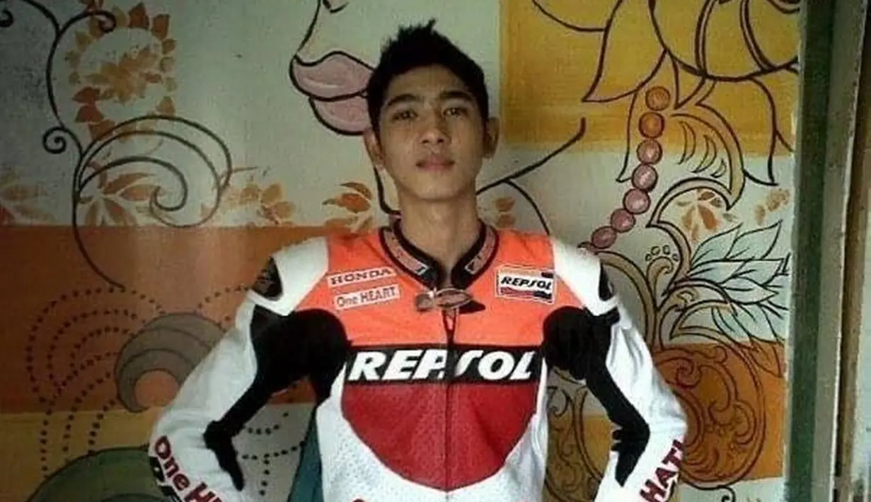 Pesinetron kelahiran 27 Juni 1991 senang mencoba banyak hal termasuk olahraga balap motor. Dengan jaket balap motor yang ia kenakan, Arya Saloka terlihat sangat pantas bahkan netizen sebut ia cocok menjadi pebalap profesional. (Liputan6.com/IG/arya.saloka)