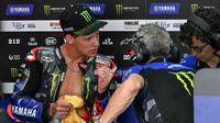 Pembalap Monster Energy Yamaha MotoGP, Fabio Quartararo (kiri) berbicara dengan anggota tim di garasi saat latihan bebas pertama MotoGP Grand Prix Malaysia di Sirkuit Internasional Sepang, 1 November 2024. (MOHD RASFAN/AFP)