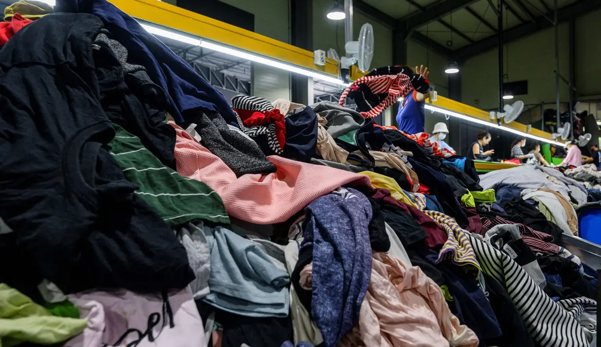 Hasil penelitian Ellen MacArthur Foundation menyebut bahwa emisi karbon yang dihasilkan industri fesyen lebih banyak dibandingkan dengan gabungan emisi karbon dari penerbangan dan pelayaran internasional. (ANTHONY WALLACE/AFP)
