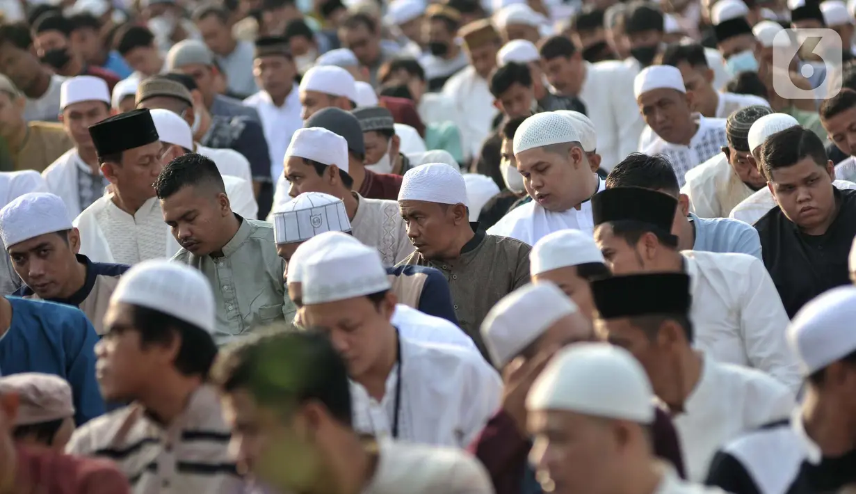 <p>Umat muslim saat menunaikan sholat Idul Fitri 1443 Hijriah di kawasan Jatinegara, Jakarta Timur, Senin (2/5/2022). Setelah sempat ditiadakan selama dua tahun akibat pandemi Covid-19, Simpang Jatinegara kembali digunakan warga untuk menggelar salat Idul Fitri. (merdeka.com/Iqbal S. Nugroho)</p>