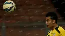 Bek Arema Cronus, Hamka Hamzah, beraksi dengan bola dalam latihan jelang final Torabika Bhayangkara Cup 2016 di Stadion Utama Gelora Bung Karno, Jakarta, Sabtu (2/4/2016). (Bola.com/Vitalis Yogi Trisna)