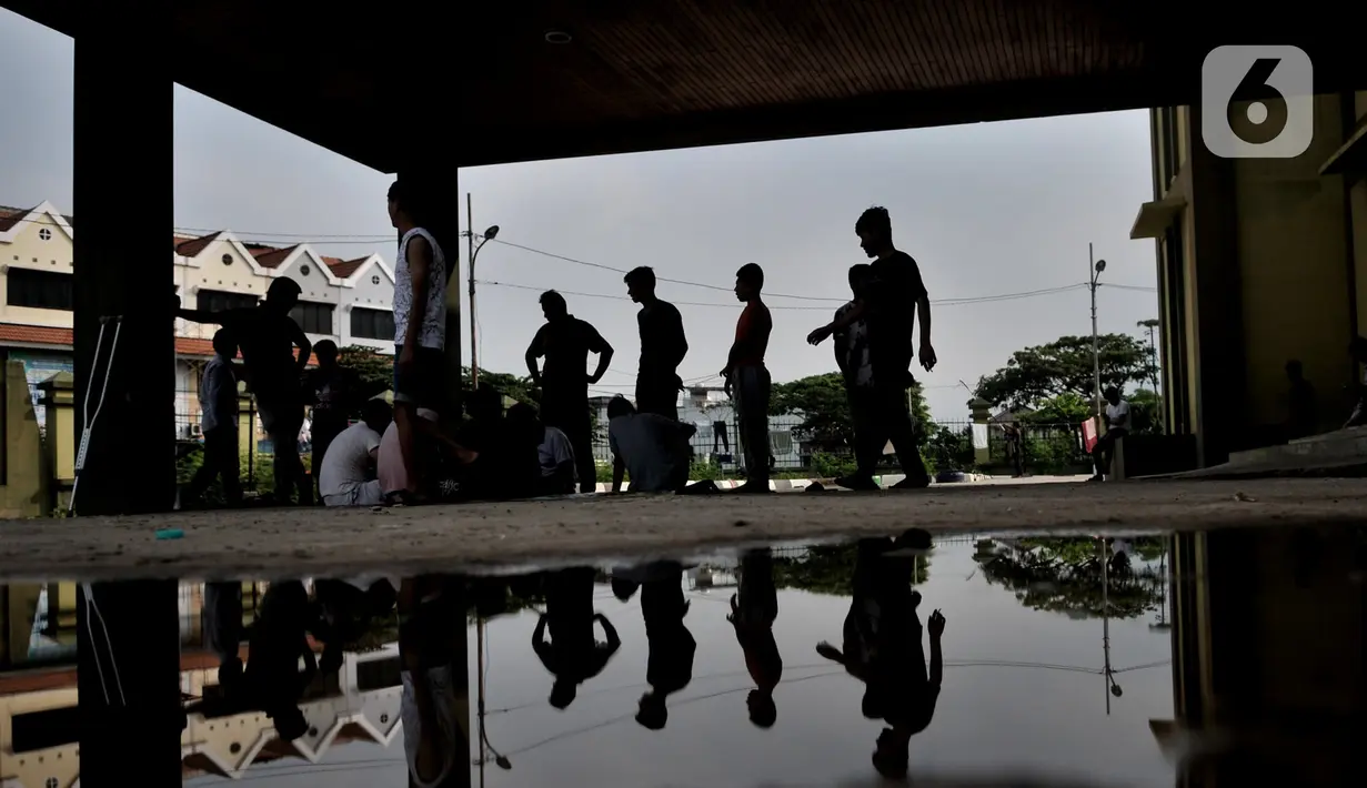 Aktivitas imigran pencari suaka saat berada di penampungan sementara di Kalideres, Jakarta, Rabu (18/12/2019). Saat ini masih tercatat 332 jiwa imigran pencari suaka menetap di penampungan sementara di bekas Markas Kodim Kalideres. (merdeka.com/Iqbal Nugroho)