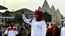 Menteri Sosial Khofifah Indar Parawansa berpidato membuka Parade Kebangsaan di TMP Kalibata, Jakarta, Minggu, (1/11/2015). Pelepasan Parade Kebangsaan ini digelar dalam rangka Hari Kesetiakawanan Nasional (HKSN) dan hari pahlawan.(Liputan6/JohanTallo)