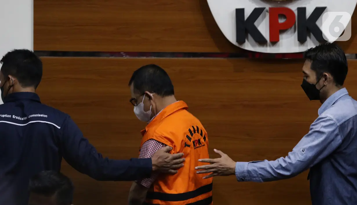 Walikota Cimahi periode 2017-2022, Ajay Muhammad Priatna (rompi oranye) dibawa petugas usai rilis penahanan di Gedung KPK, Jakarta, Kamis (18/8/2022). KPK kembali menahan Ajay Muhammad Priatna sebagai tersangka dugaan pemberian suap terkait pengurusan penanganan perkara korupsi dan penerimaan gratifikasi di lingkungan Pemkot Cimahi, Jawa Barat. (Liputan6.com/Helmi Fithriansyah)