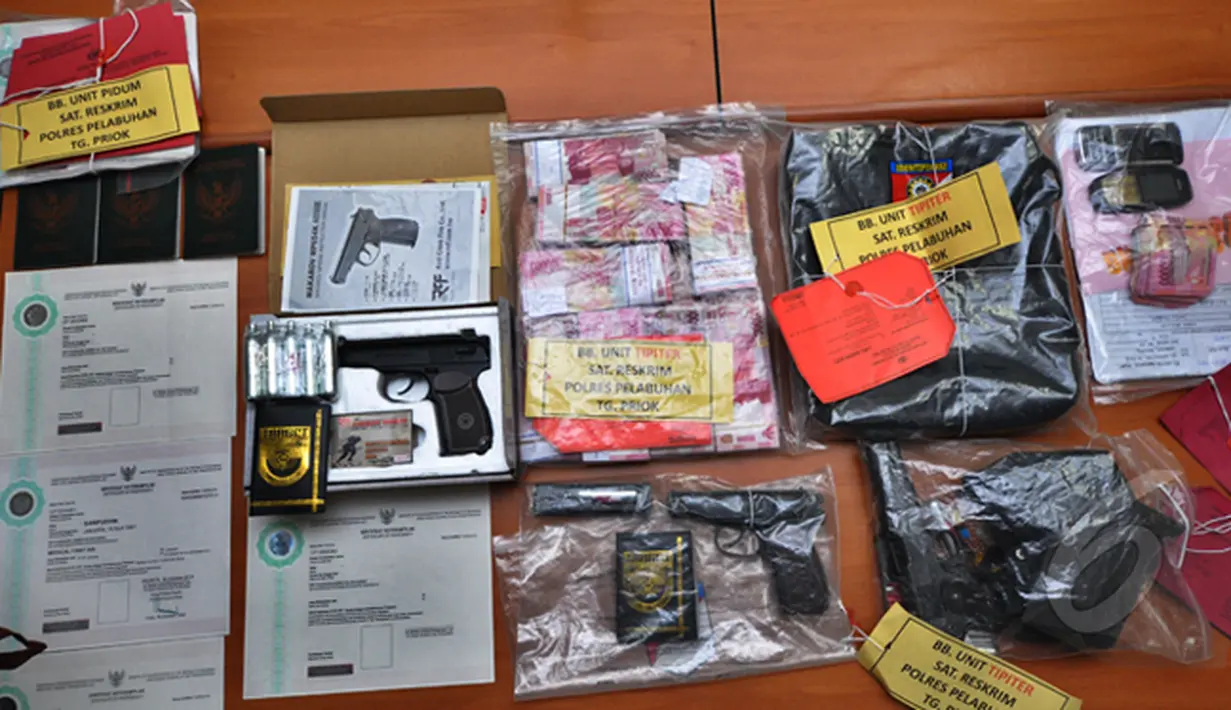  Barang Bukti   2 pucuk Air Soft Gun, 1,5 M  Uang Palsu dan 2 sertifikat keterampilan pelaut diamankan polisi dari tersangka di Polres pelabuhan Tanjung Priok, Jakarta, Senin (2/3/2015). (Liputan6.com/Faizal Fanani)