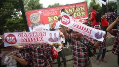 Massa pendukung Basuki Tjahaja Purnama (Ahok) asyik berjoget sambil membentangkan spanduk saat berlangsungnya sidang kasus dugaan penistaan agama di depan Gedung Kementerian Pertanian (Kementan), Jakarta, Selasa (31/1). (Liputan6.com/Immanuel Antonius)