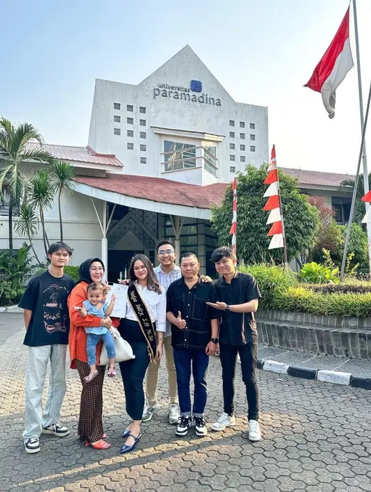 Kebahagiaan Nadya Indri usai dinyatakan resmi menyandang gelar S.iP M.Sos tak terbendung. Terlebih disaksikan sang buah hati yang juga ikut membersamai perjuangannya semasa kuliah. Pasangan yang menikah 9 Oktober 2021 lalu itu terlihat kompak.  (Liputan6.com/IG/@nadyaindry)