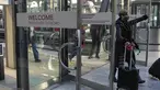 Penumpang yang tiba dari London dengan kereta Eurostar disambut kerabatnya di stasiun kereta Gare du Nord, Paris, Jumat (14/1/2022). Pencabutan larangan COVID terhadap turis Inggris menjadi dorongan besar bagi wisatawan dan pemain ski yang tiba di bandara dan stasiun kereta. (AP Photo/Michel Euler)
