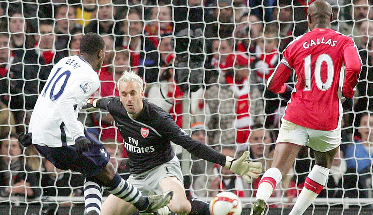 Pemain Tottenham, Darren Bent mencetak gol ke gawang Arsenal pada laga Liga Premier di Stadion Emirates, Inggris, Rabu (29/10/2008). (EPA/Gerry Penny)