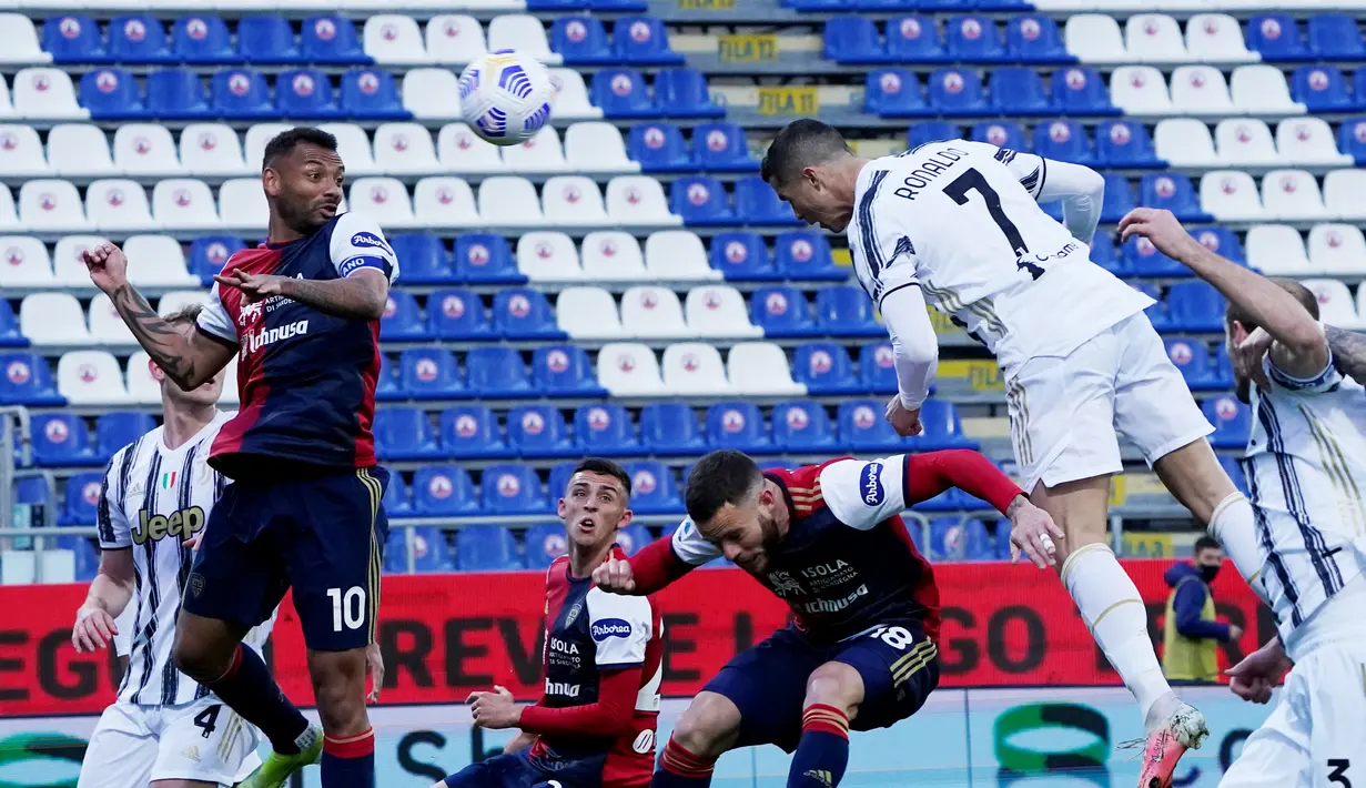 Striker Juventus, Cristiano Ronaldo, mencetak gol ke gawang Cagliari pada laga Liga Italia di Sardegna Arena, Minggu (14/3/2021). Juventus menang dengan skor 3-1. (Alessandro Tocco/LaPresse via AP)