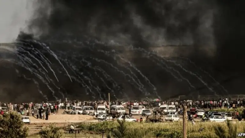 Pasukan Israel menembakkan gas air mata dalam bentrokan dengan warga Palestina di sepanjang perbatasan Israel dengan Jalur Gaza hari Jumat, 29 Juni 2018 (AFP)