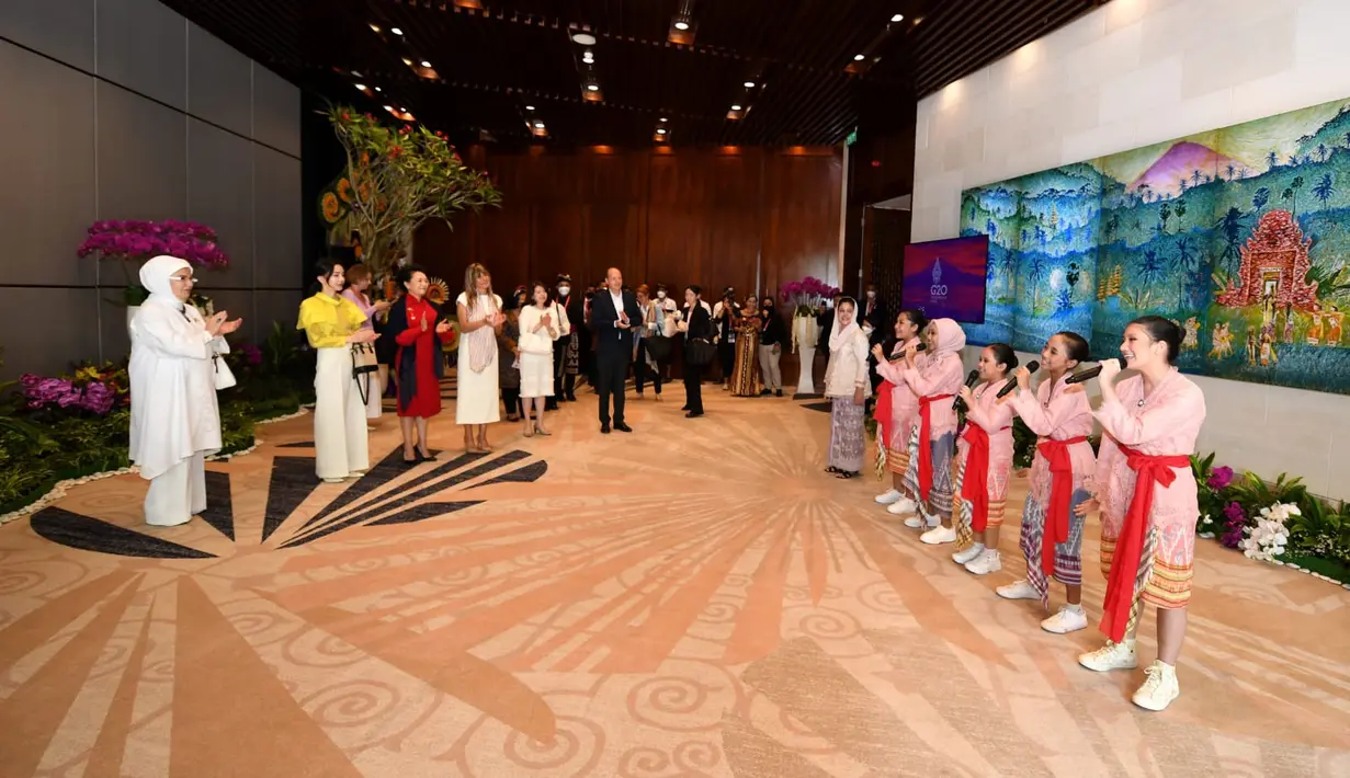 Ibu Iriana Joko Widodo saat  menyambut para pendamping pemimpin negara-negara G20 dan lembaga internasional sebagai bagian dari rangkaian kegiatan Konferensi Tingkat Tinggi (KTT) G20 di Sofitel Bali Nusa Dua Beach Resort, pada Selasa, 15 November 2022. (Foto: Lukas - Biro Pers Sekretariat Presiden)