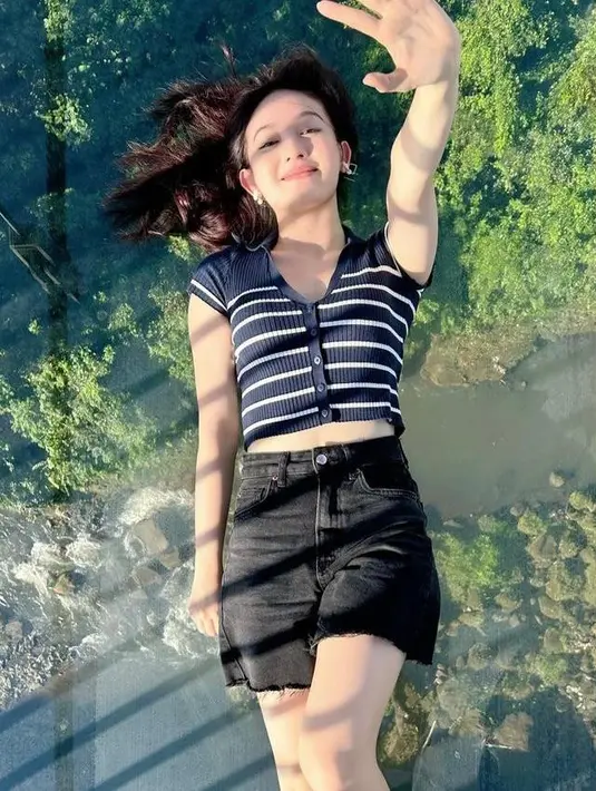 Natasha Wilona tampil kasual dengan striped crop top  dan short pants.