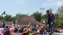 Pembawa acara Raffi Ahmad menyapa penonton Karnaval SCTV di Alun-Alun Bojonegoro, Jawa Timur, Sabtu (30/3). Ragam hiburan memanjakan warga Bojonegoro sejak pagi hingga malam hari. (Liputan6.com/Pool/SCTV)