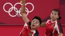 Ganda putri Indonesia Greysia Polii dan Apriyani Rahayu (depan) saat melawan Chow Mei Kuan dan Lee Meng Yean dari Malaysia pada pertandingan pertama Grup A bulu tangkis Olimpiade Tokyo 2020 di Musashino Forest Sport Plaza, Sabtu (24/7/2021). Greysia / Apriyani menang 21-17. (AP/Markus Schreiber)