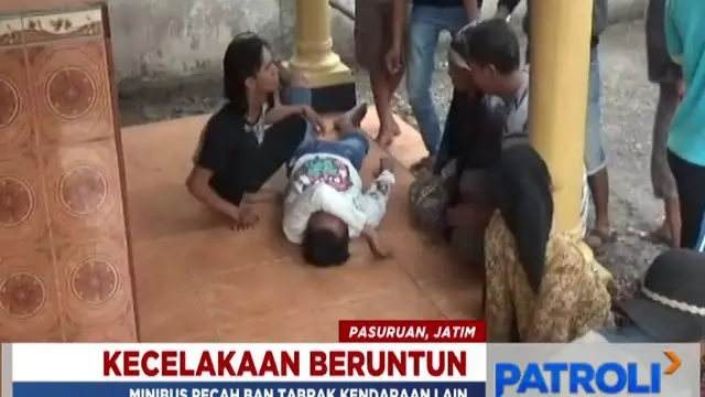 Dua korban tergeletak di teras rumah warga usai ditabrak minibus di Jalan Raya Sedarum, Kecamatan Nguling, Kabupaten Pasuruan, Jawa Timur.
