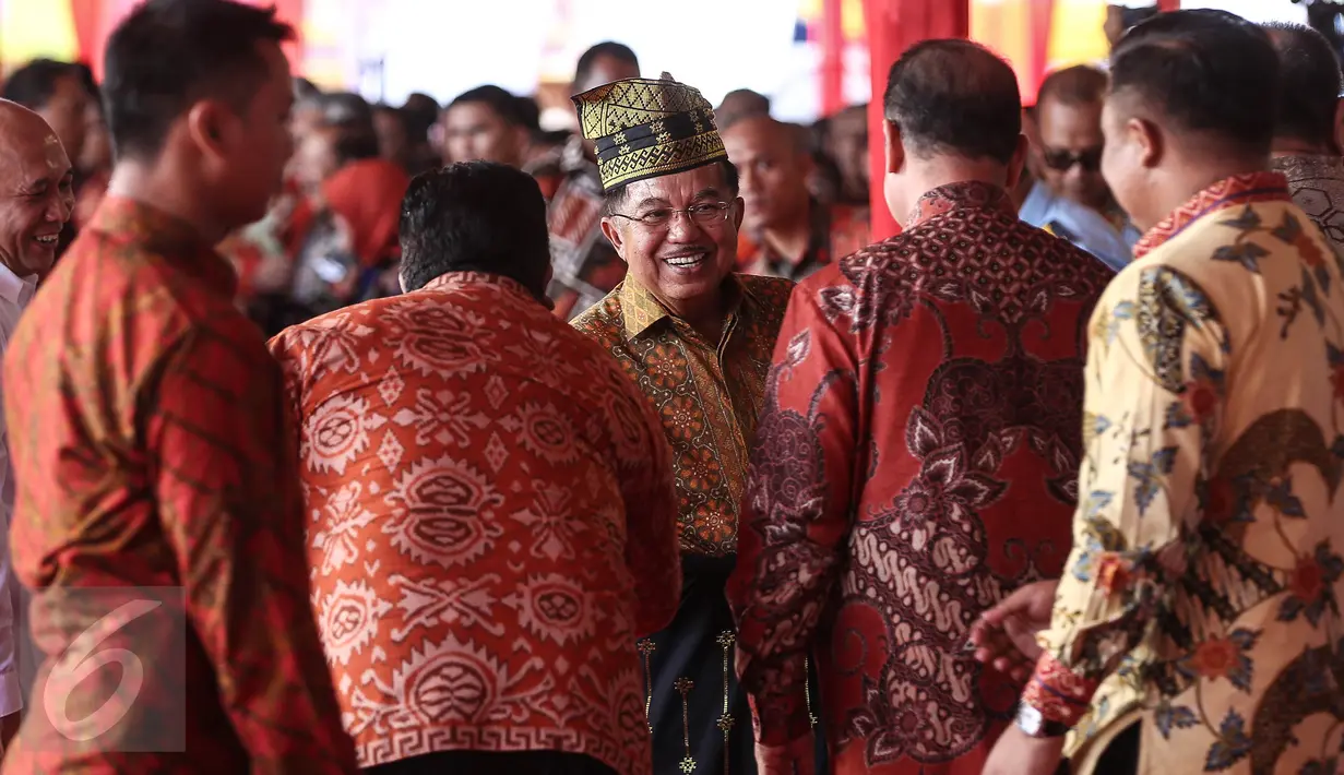 Wapres Jusuf Kalla (JK) berjabat tangan dengan para tamu saat menghadiri puncak Hari Lingkungan Hidup Sedunia Tingkat Nasional tahun 2016 di Kabupaten Siak, Riau, Jumat (22/7). "Go Wild for Life" menjadi tema acara ini. (Liputan6.com/Faizal Fanani)