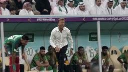 Wajib menang saat menghadapi Meksiko untuk lolos ke babak 16 besar, Herve Renard terus memberi semangat kepada para pemain Arab Saudi sepanjang laga. (AP/Ricardo Mazalan)
