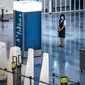 Petugas berdiri di ruang keberangkaatn yang kosong di bandara internasional Haneda Tokyo, Selasa (30/11/2021). Jepang melarang semua warga asing memasuki negaranya mulai Selasa (30/11) hingga sebulan ke depan untuk mengantisipasi penyebaran varian Covid-19 Omicron.  (Philip FONG/AFP)