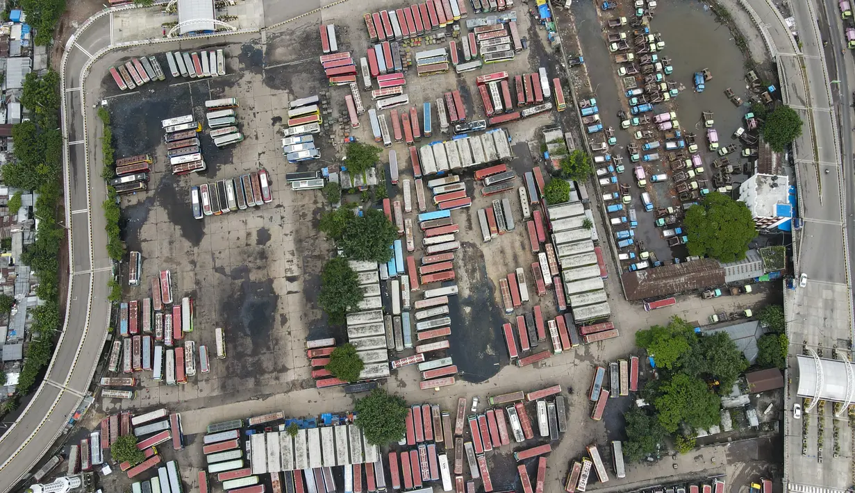 Foto udara menunjukkan bus jarak jauh yang diparkir di sebuah stasiun di Dhaka saat Bangladesh menerapkan lockdown ketat Covid-19 pada Kamis (1/7/2021). Lonjakan varian Delta di berbagai penjuru Bangladesh dorong pemerintah untuk melakukan lockdown mulai Kamis, 1 Juli 2021. (Munir UZ ZAMAN/AFP)